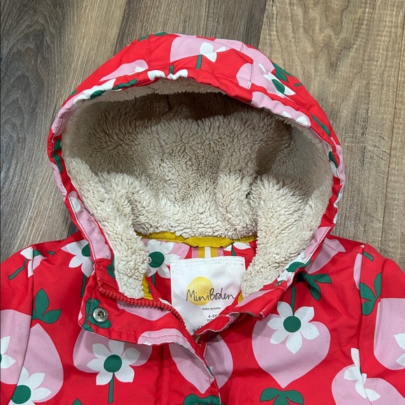 Mini Boden girls' sherpa-lined coat with a Pink Strawberry print size 4-5yr - Picture 2 of 16